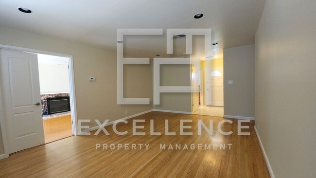 Building Photo - 3/2 House with HWF, Granite Kitchen, Enclo...