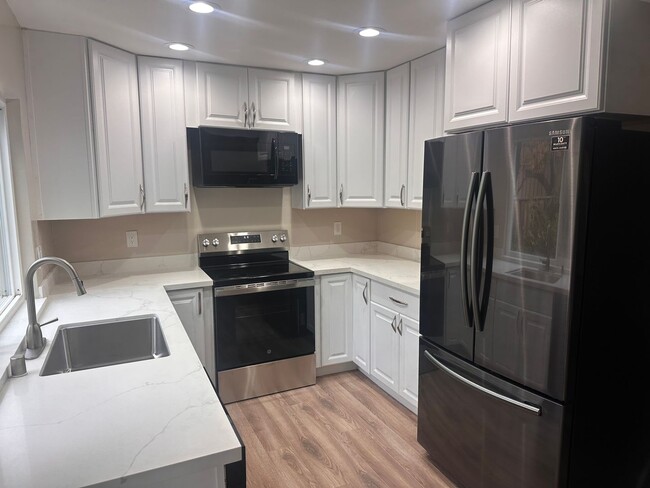 Building Photo - Updated and Fresh 3 Bedroom 2.5 Bathroom i...