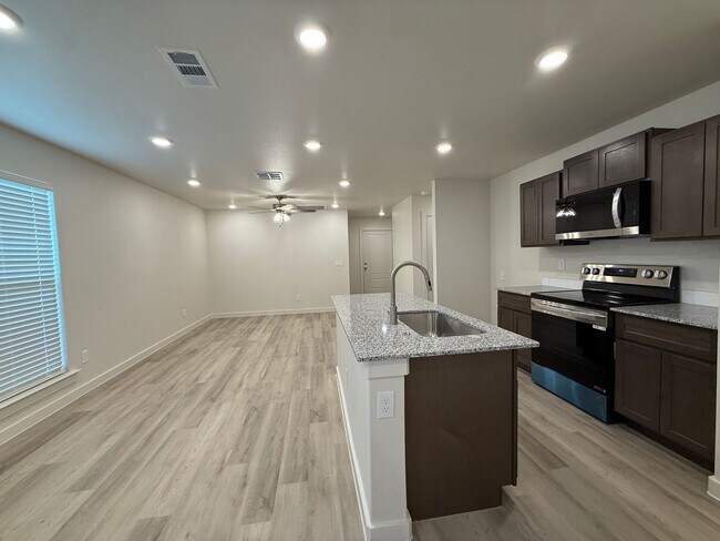 Building Photo - July Move-in