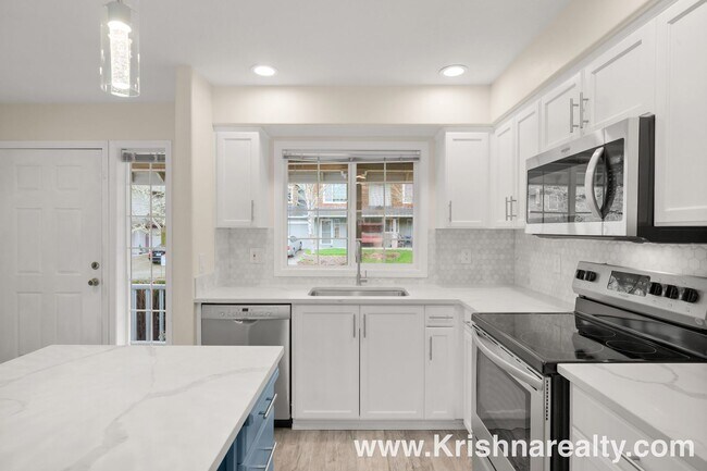 Foto del edificio - Charming 3 BD* 2.5 BA* Duplex **NEWLY RENOVATED** Located in Historic Orenco in the Elk Meadows C...