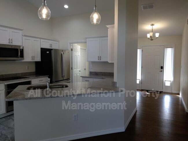 Foto del edificio - 4704 SW 143rd Loop