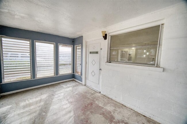 Building Photo - 2317 Harris St