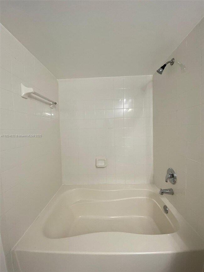 Foto del edificio - 4824 N State Road 7