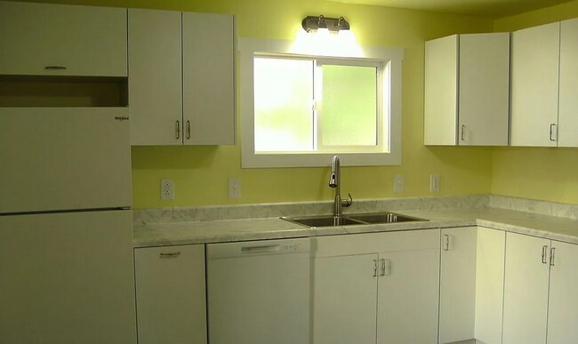 Building Photo - Remodeled 2 Bedroom House W/ Detached 2-Ca...
