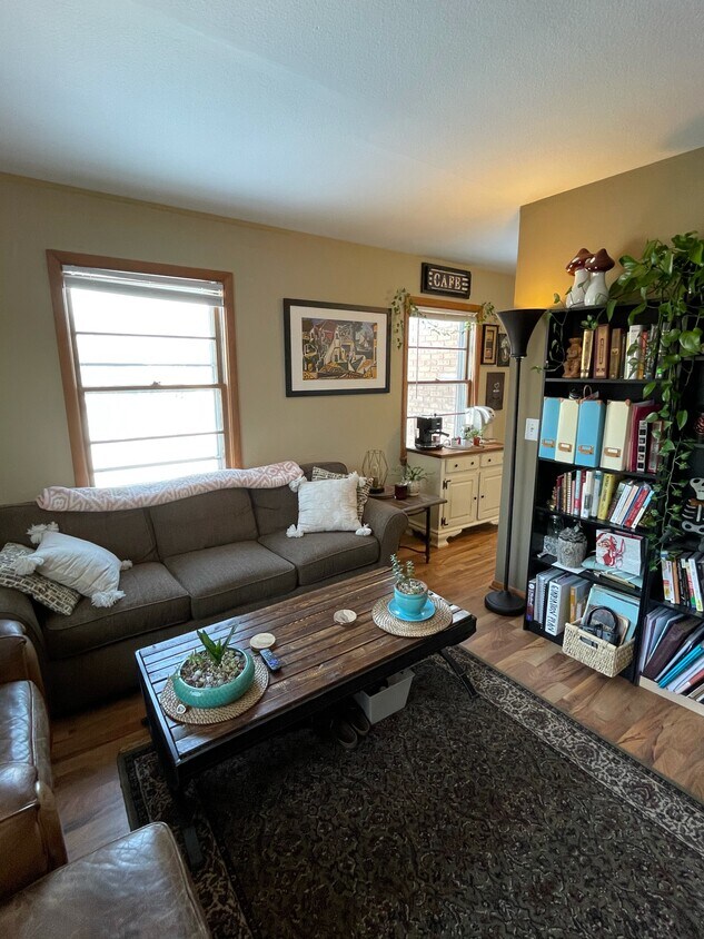 Foto principal - 4815 Cedar Lake Rd S