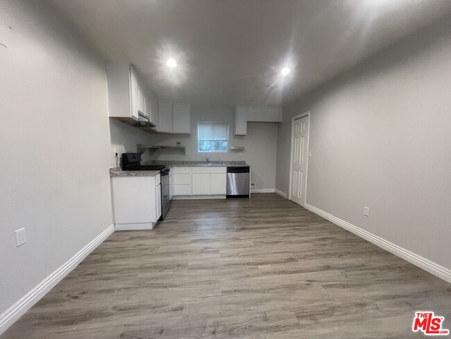 Building Photo - 2417 1/2 Mayfield Ave