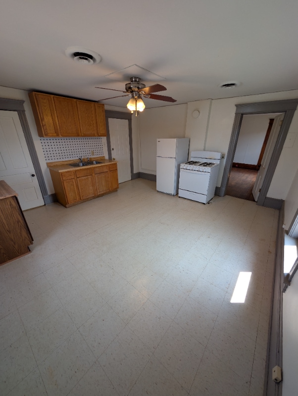 Building Photo - 324 N Dewey St