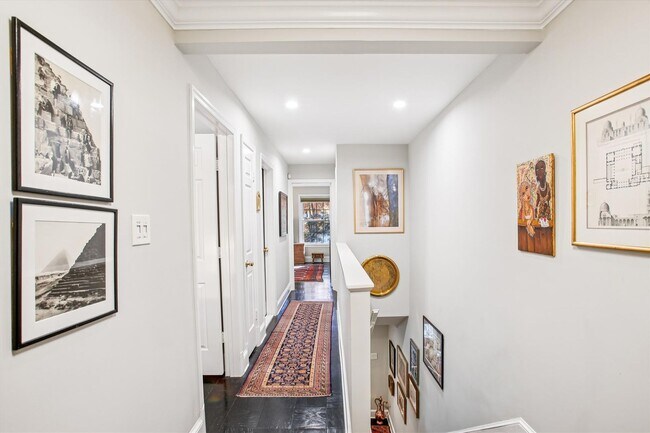 Foto del edificio - Charming and Sophisticated Two Level condo...