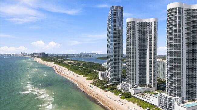 Foto del edificio - 15811 Collins Ave