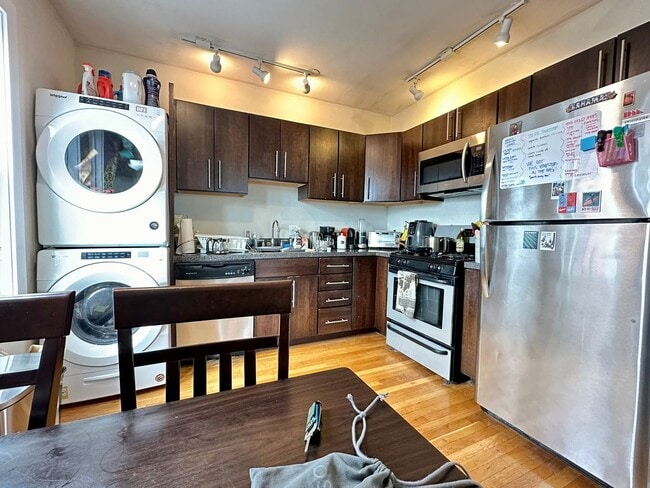 Building Photo - Charming 3 Bedroom-No Broker Fee