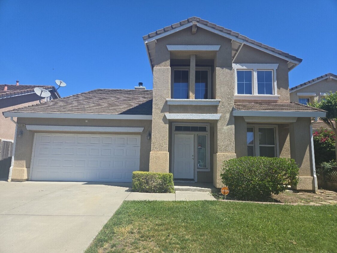 Primary Photo - Spacious 4 Bedroom, 2.5 Bathroom Home clos...
