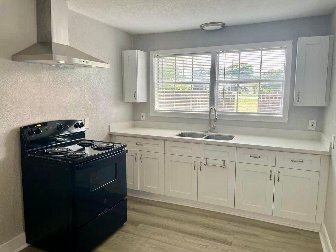 Building Photo - 906 Fields St