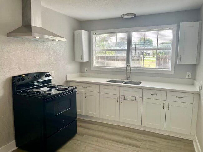 Building Photo - 906 Fields St