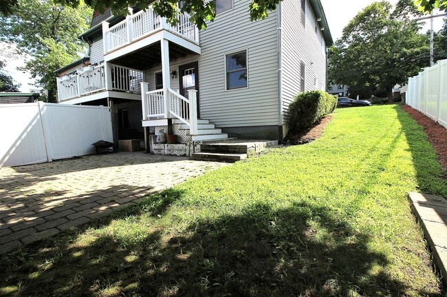 Building Photo - 154 Bigelow St