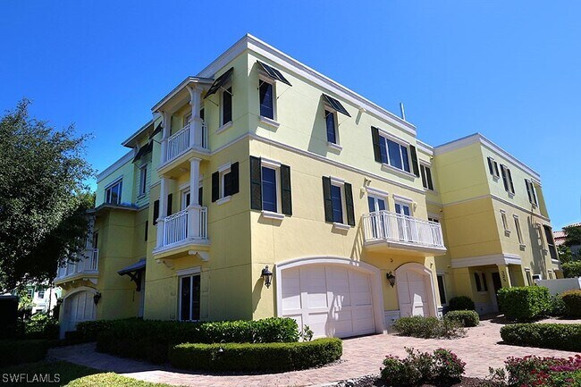 Building Photo - 325 3rd St S