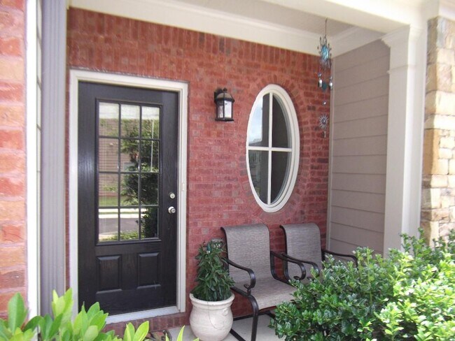 Building Photo - 1530 Queens Ln