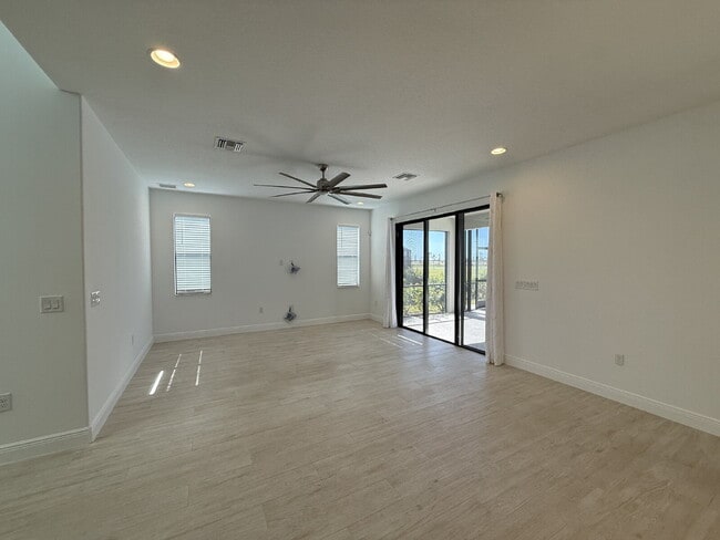 Foto del edificio - 3BR/3.5BA two-story home with 2-car garage in Sierra Cove!