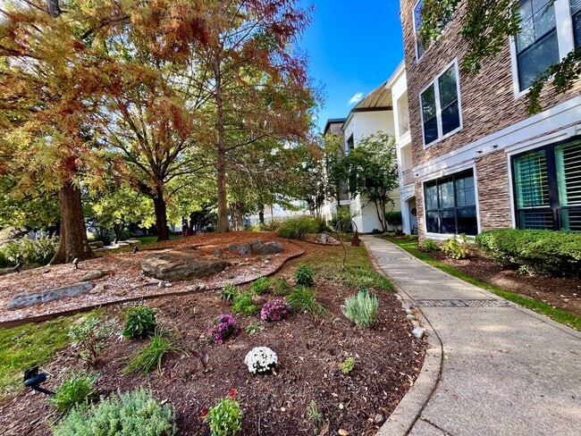 Building Photo - BEAUTIFUL CONDO WITH AMENITIES NEAR VANDER...