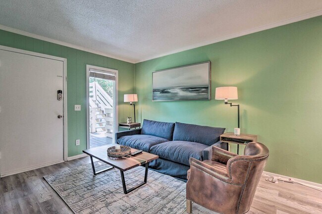 Building Photo - "Charming 2 Bed/2 Bath Condo on Hilton Hea...