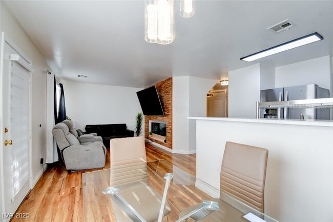 Foto del edificio - 2529 Charleville Ave