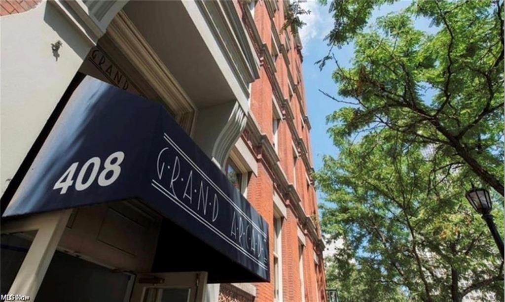 Foto principal - 408 W Saint Clair Ave