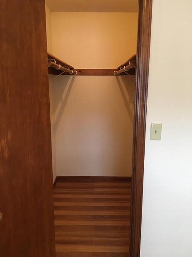 Building Photo - Cozy 3 bed 2.5 bathroom