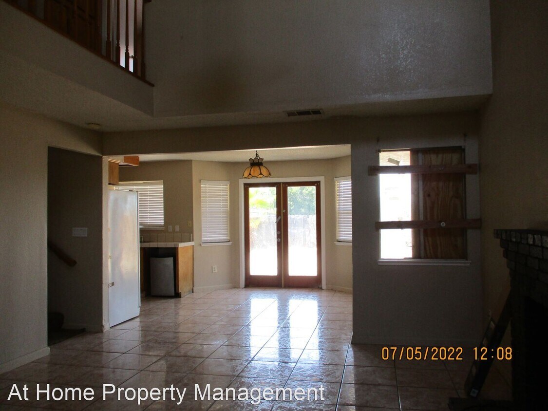 Foto principal - 3 br, 2.5 bath House - 6325 Regina Way