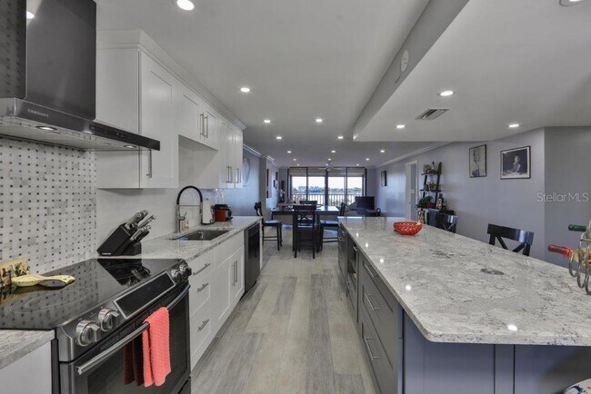 Building Photo - 7037 Sunset Dr S