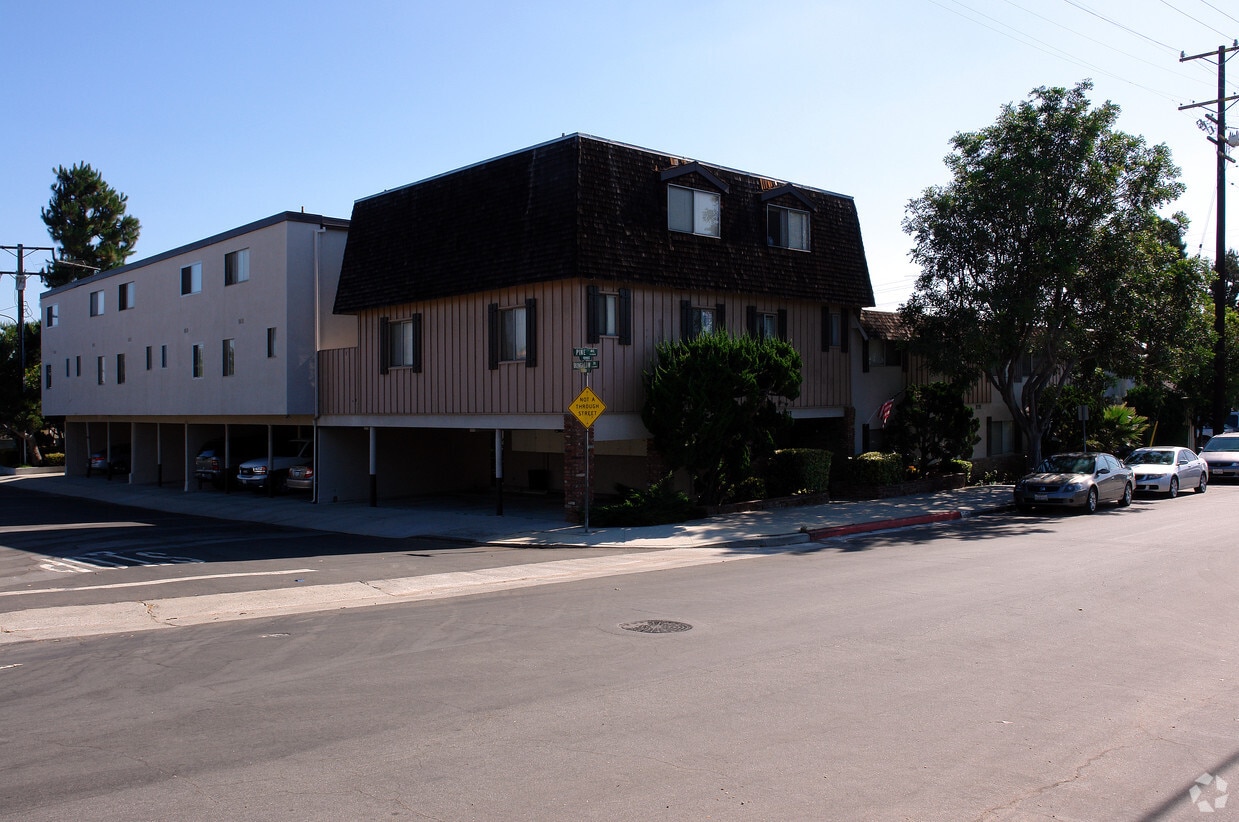Primary Photo - 1003 E Pine Ave