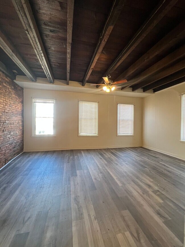 Foto del edificio - 253 N Mulberry St