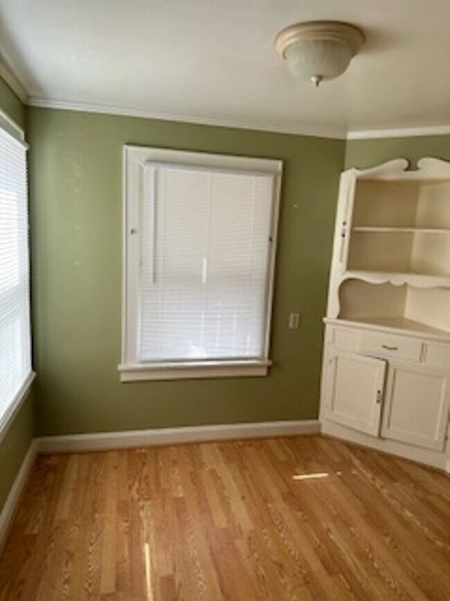 Building Photo - 2 bedroom 1 bath Near The Plaza