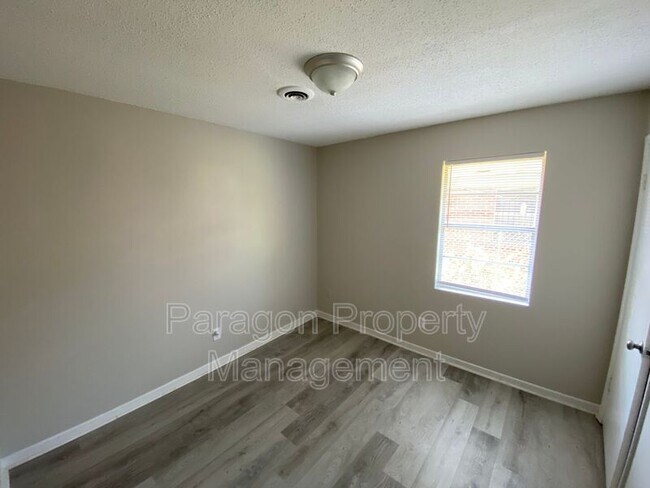 Building Photo - 221 Japonica Ave