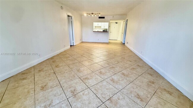 Building Photo - 240 Lakeview Dr