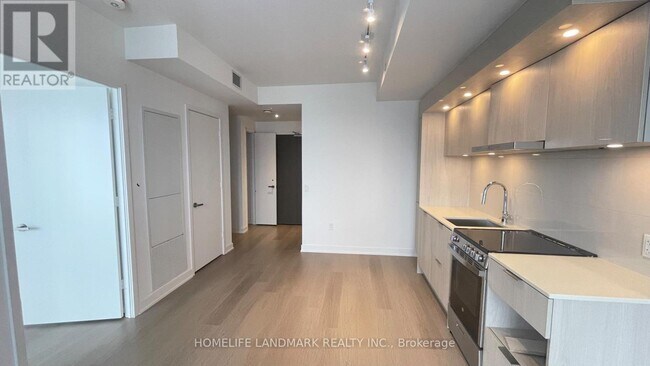 Building Photo - 448 Burnhamthorpe Rd W