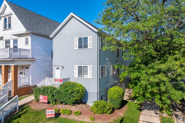 Fotografía del edificio - 3377 N Oakland Ave