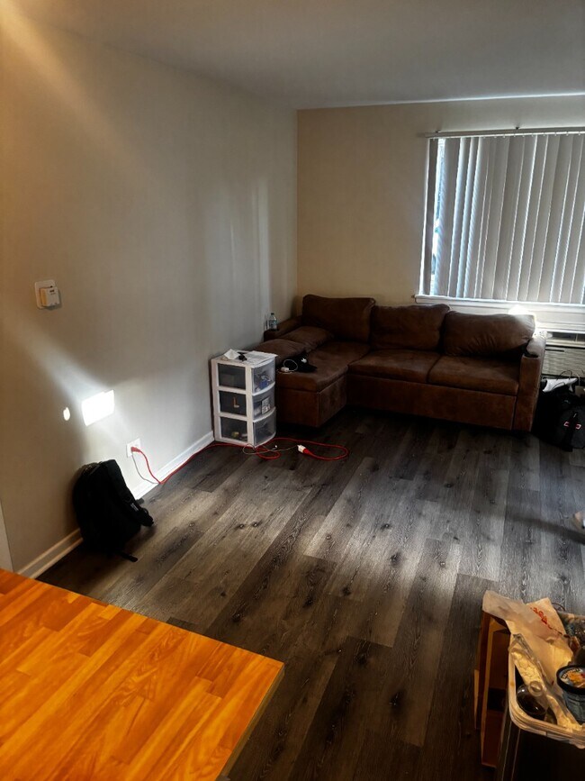 Foto del edificio - BEAUTIFUL MUST SEE CHARMING 1 BED/1 BATH WITH FRE HEAT....MUST SEE!!!