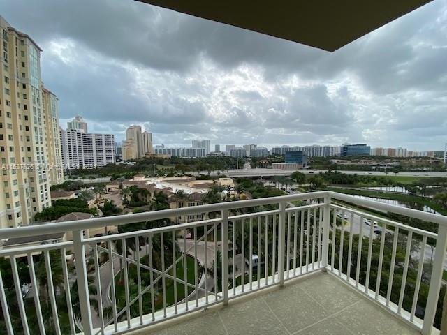 Foto del edificio - 19501 W Country Club Dr