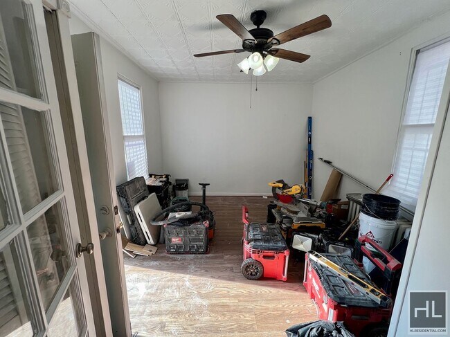 Building Photo - 3BR 1BA w/ Laundry, Massive Private Backya...