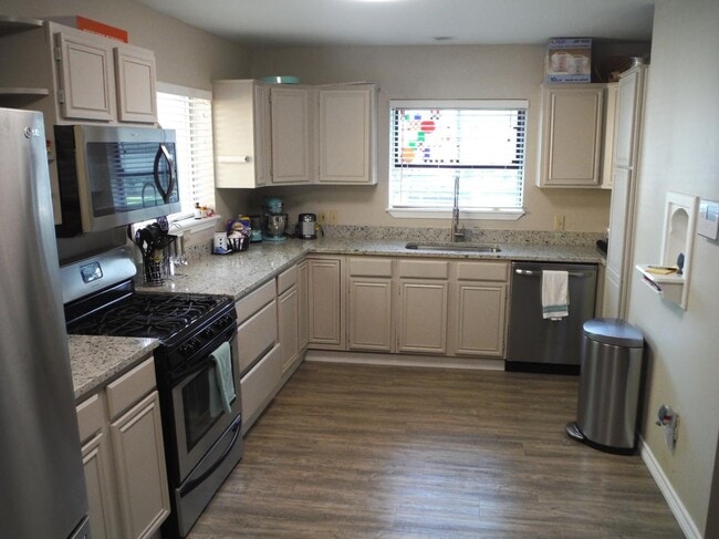 Foto del edificio - 816 E Texas St