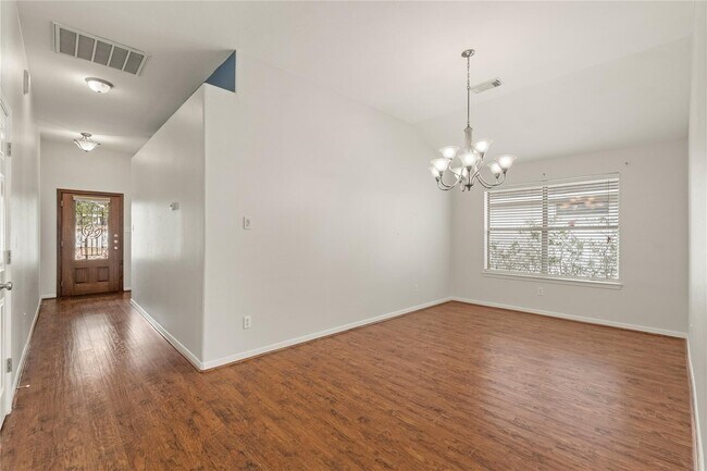Foto del edificio - 5935 Wildbriar Ln