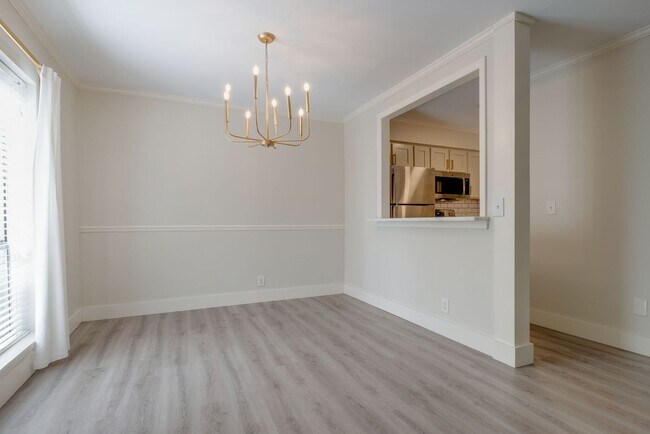 Building Photo - Renovated Condo in Green Hills Four Seasons!