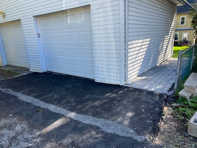 1 car garage - 107 Pen Argyl St