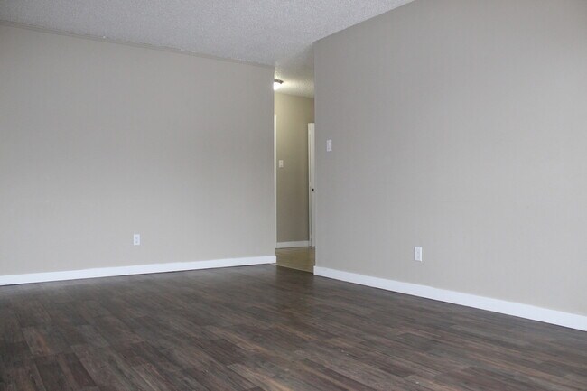 Building Photo - Shirley Manor Apartments