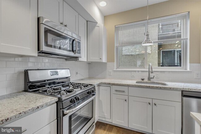 Building Photo - 2030 Sepviva St