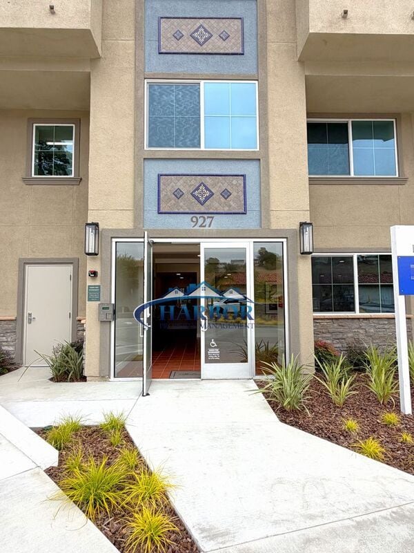 Building Photo - 927 Deep Valley Dr