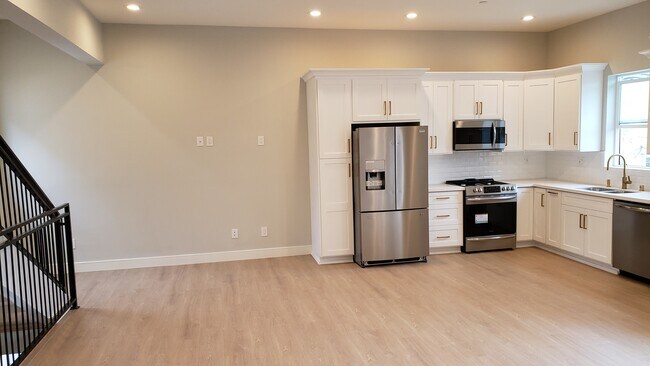 Building Photo - 420 S Roxbury Dr
