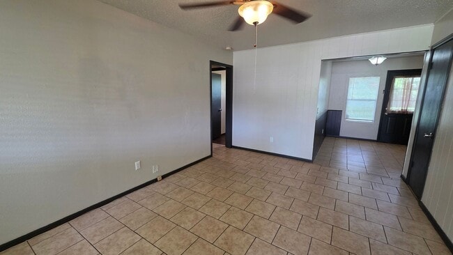 Building Photo - 3 Bed 1 Bath in Del City!