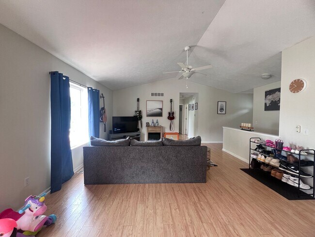 Foto del edificio - Three Bedroom Home with Central Air!