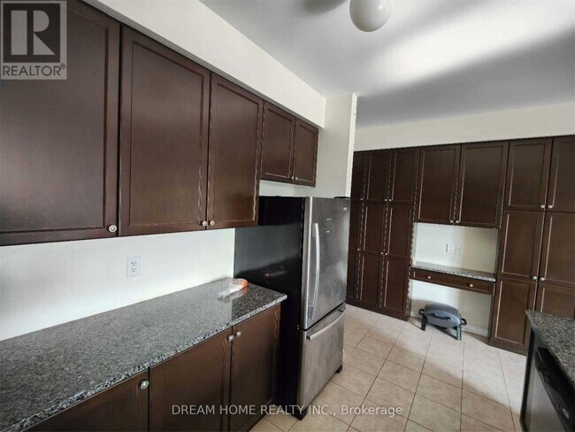 Photo du bâtiment - 10587 Woodbine Ave