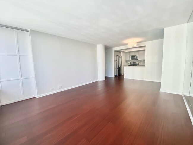 Foto del edificio - 155 N Harbor Dr
